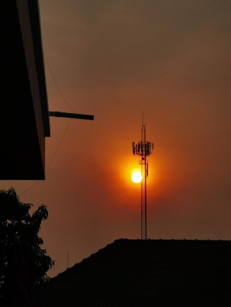 Foto vista en bajo ángulo de la silueta del edificio contra el cielo naranja