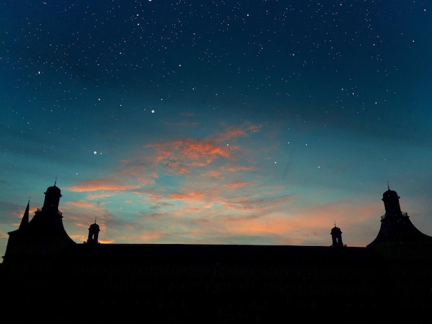 Vista de bajo ángulo de la silueta del edificio contra el cielo por la noche