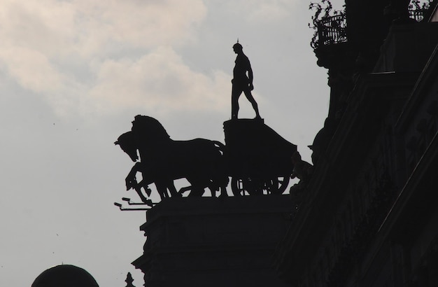 Foto vista de bajo ángulo de la silueta de un hombre a caballo contra el cielo