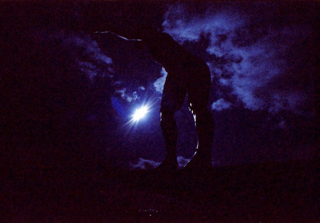 Foto vista de bajo ángulo de la silueta del hombre contra el cielo