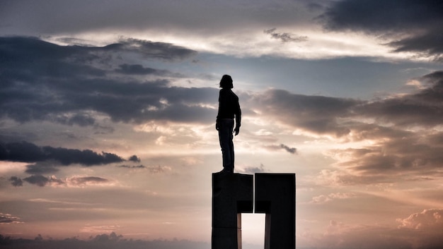 Vista de ángulo bajo de la silueta del hombre de pie contra el cielo