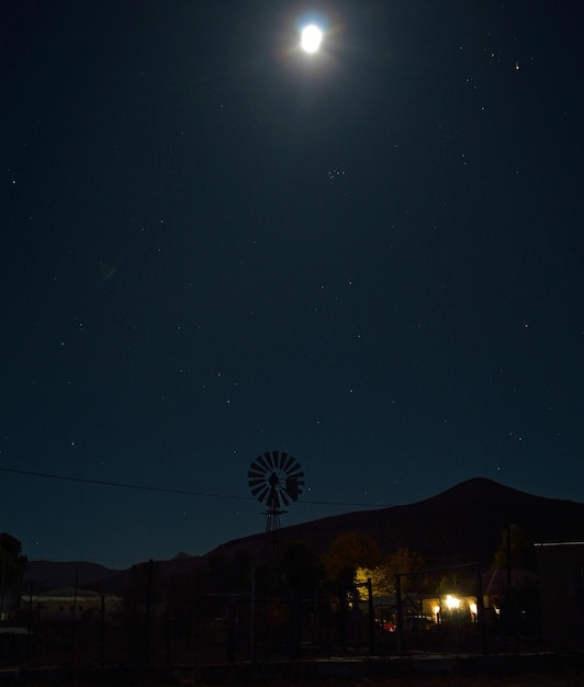 Vista de bajo ángulo de la silueta de la montaña contra el campo de estrellas