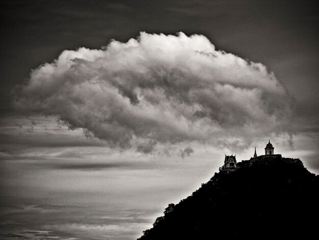 Foto vista de bajo ángulo de la silueta de la montaña contra el cielo nublado