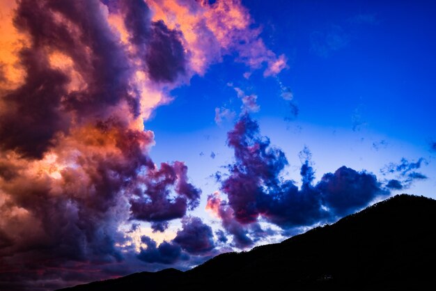 Foto vista de bajo ángulo de la silueta de la montaña contra el cielo