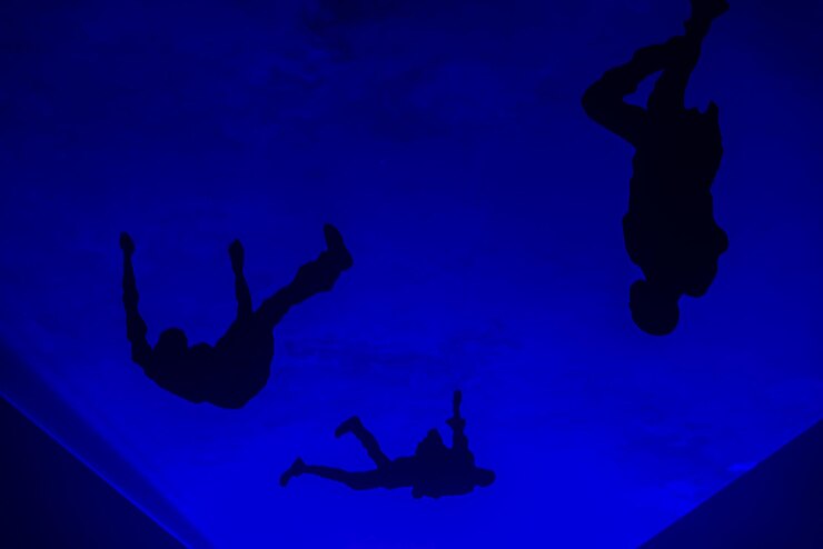 Foto vista de ángulo bajo de la silueta de personas nadando en el mar