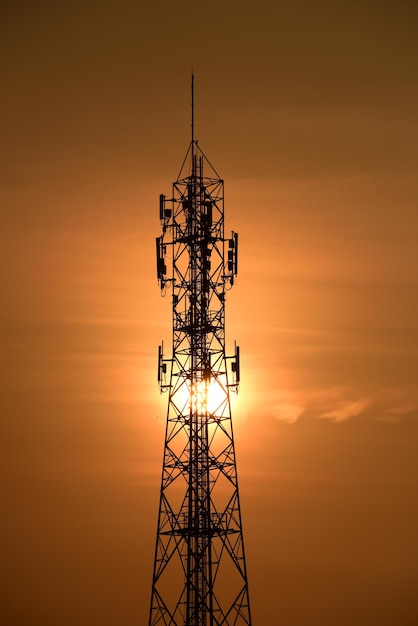 Vista en bajo ángulo de la silueta de la torre de comunicaciones contra el cielo durante la puesta de sol