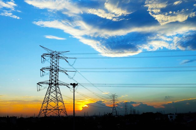 Vista de ángulo bajo de la silueta de la torre de electricidad contra el cielo durante la puesta del sol