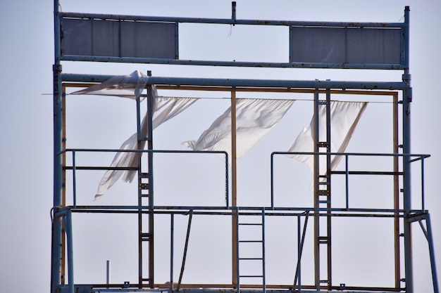 Foto vista de bajo ángulo del sitio de construcción contra el cielo