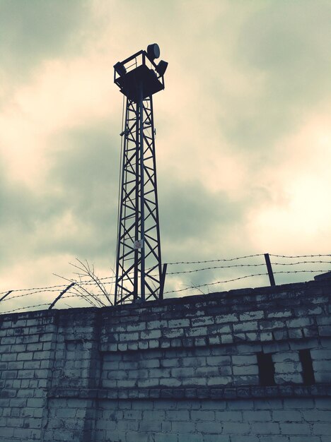 Foto vista de bajo ángulo del sitio de construcción contra el cielo