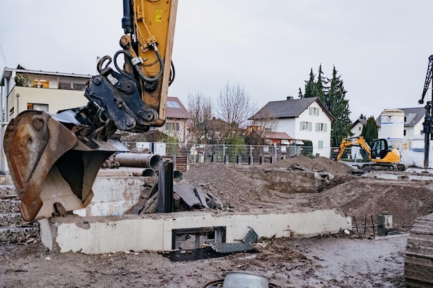 Vista desde un ángulo bajo del sitio de construcción