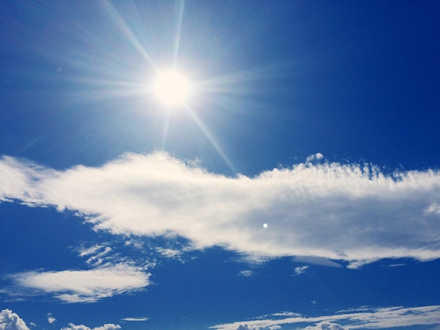 Foto vista de bajo ángulo del sol brillando en el cielo