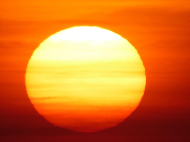 Foto vista de ángulo bajo del sol en el cielo durante la puesta de sol