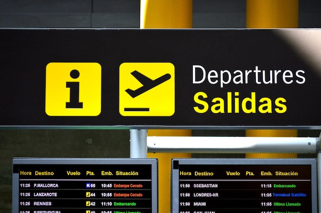 Foto vista en bajo ángulo de la tabla de llegada y salida en el aeropuerto