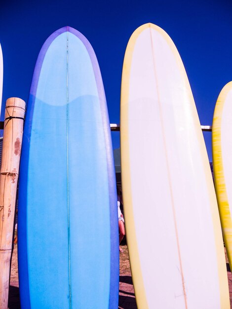 Foto vista de ángulo bajo de las tablas de surf contra el cielo