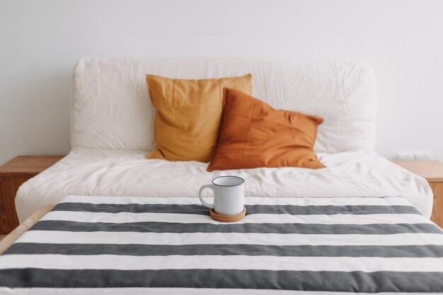 Vista de bajo ángulo de la taza de café en la cama en casa