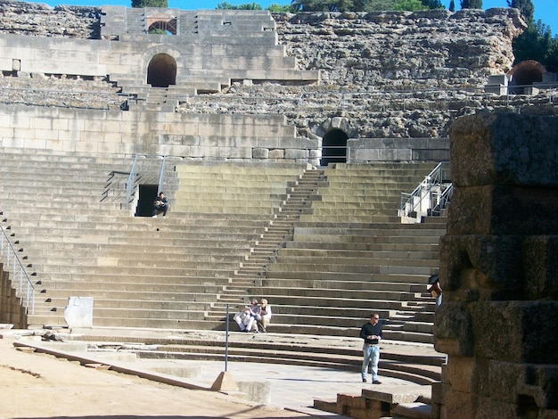 Vista en bajo ángulo del teatro romano en Mérida