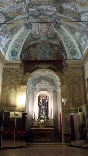 Foto vista de bajo ángulo del techo abovedado de la iglesia