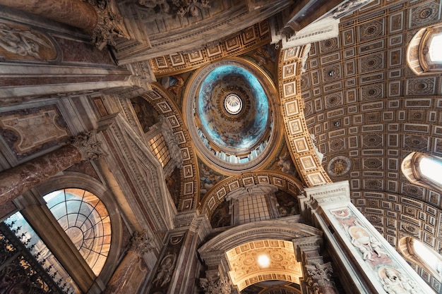 Foto vista de ángulo bajo del techo de la catedral