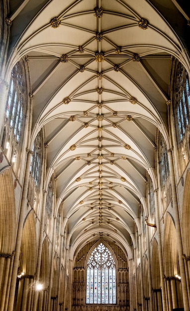 Foto vista de ángulo bajo del techo de la catedral