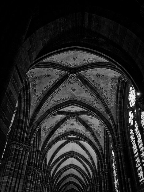 Foto vista de ángulo bajo del techo en la catedral