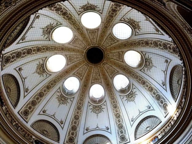 Foto vista de ángulo bajo del techo de la catedral