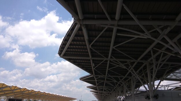 Foto vista de ángulo bajo del techo contra el cielo