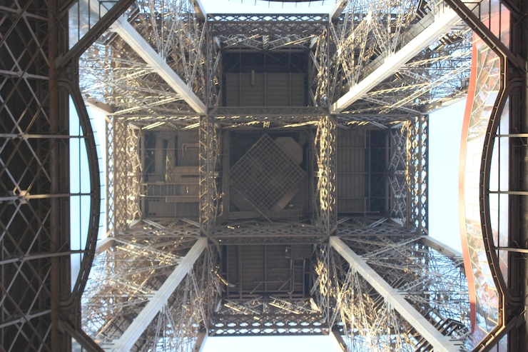 Foto vista desde un ángulo bajo del techo del edificio