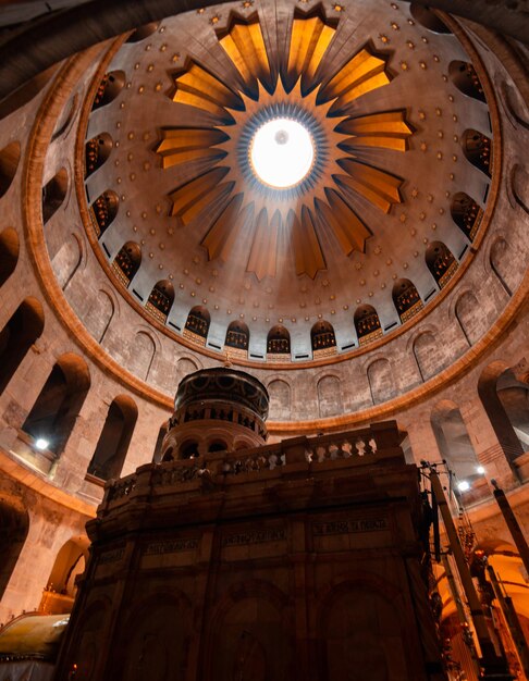 Vista de ángulo bajo del techo en la iglesia