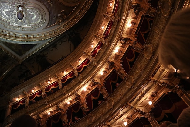 Foto vista de ángulo bajo del techo iluminado en el teatro nocturno