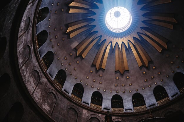 Foto vista de ángulo bajo del techo iluminado del templo del santo sepulcro de jerusalén
