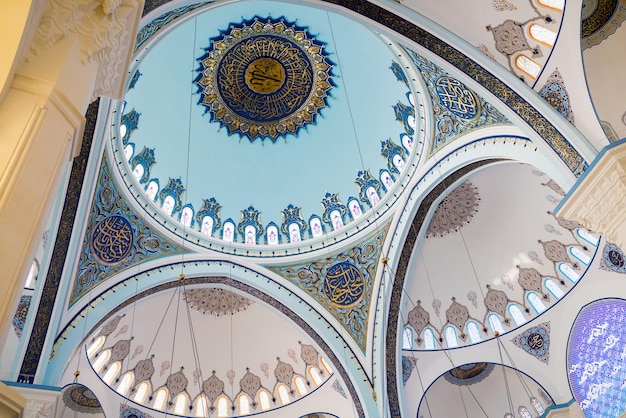 Vista de ángulo bajo del techo con ornamentación en la Mezquita Camlica