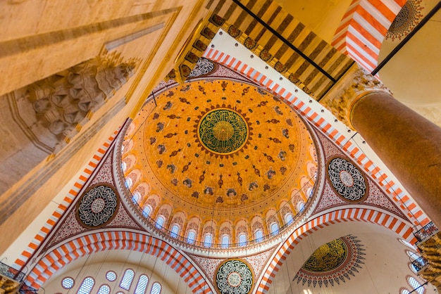 Foto vista de ángulo bajo del techo ornamentado en el edificio