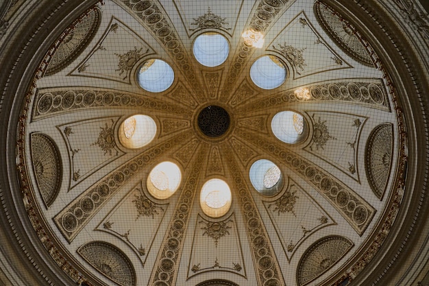 Foto vista de ángulo bajo del techo ornamentado del edificio