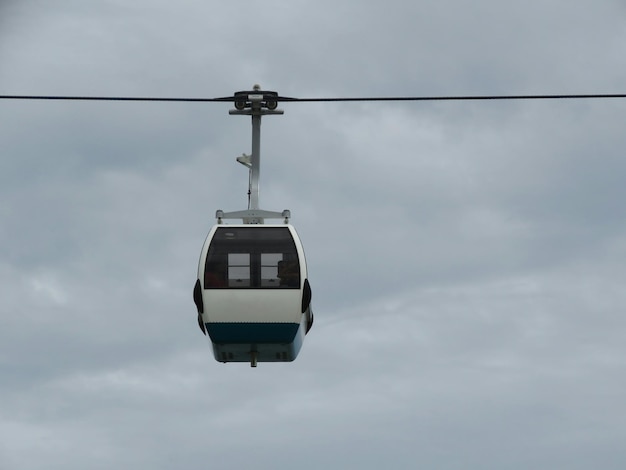 Vista de bajo ángulo de los teleféricos aéreos contra el cielo