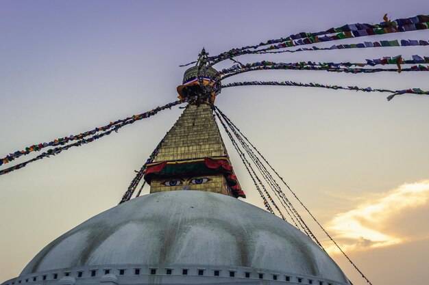 Foto vista de bajo ángulo del templo de boudhanath contra el cielo