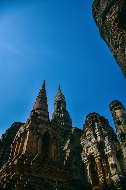 Vista de ángulo bajo del templo contra un cielo azul claro