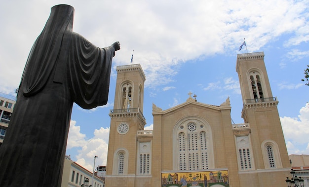 Foto vista de ángulo bajo del templo contra el cielo