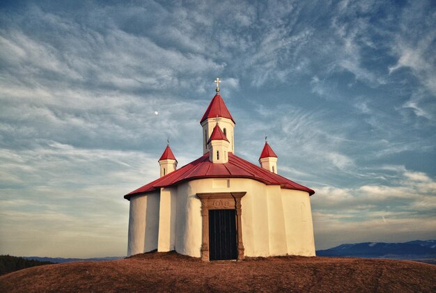 Foto vista de ángulo bajo del templo contra el cielo