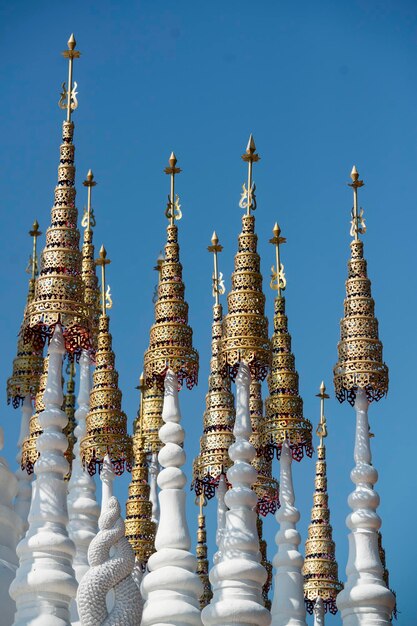 Vista de ángulo bajo del templo contra el edificio contra el cielo azul claro