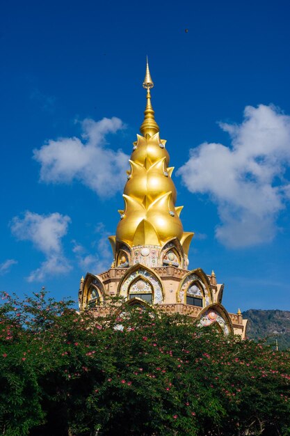 Foto vista de ángulo bajo del templo contra el edificio