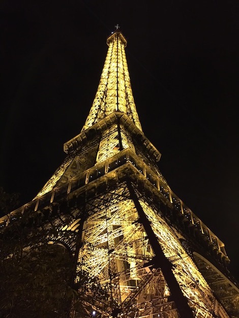 Vista de ángulo bajo del templo iluminado contra el cielo por la noche