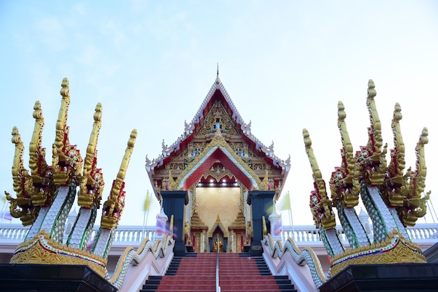 Foto vista de bajo ángulo del templo en medio de edificios contra el cielo