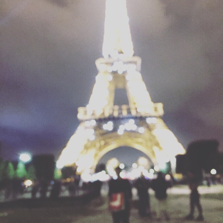 Foto vista de bajo ángulo del templo por la noche