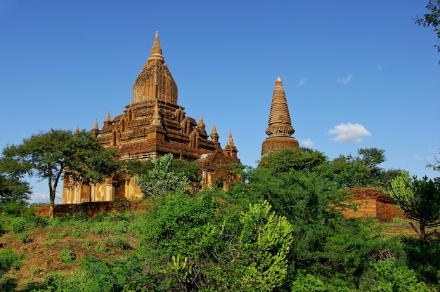 Foto vista de ángulo bajo de los templos en la zona arqueológica de bagan