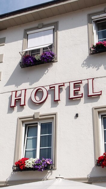 Foto vista de ángulo bajo del texto del hotel en el edificio