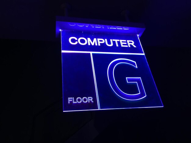 Vista de ángulo bajo de texto iluminado en cuarto oscuro