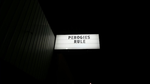 Vista de ángulo bajo de texto iluminado por la noche