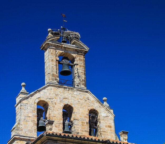 Vista en bajo ángulo de la torre del campanario contra el cielo azul