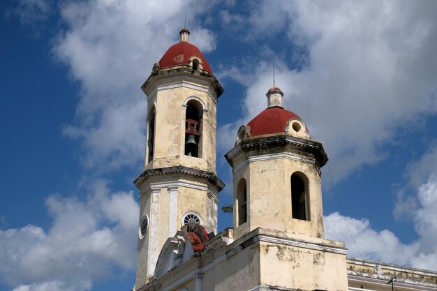 Foto vista en bajo ángulo de la torre del campanario contra el cielo