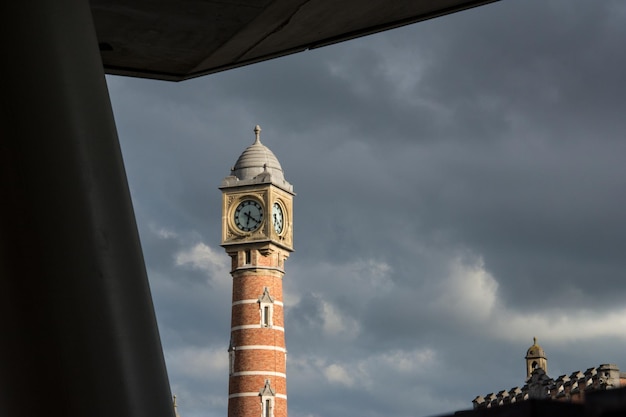 Foto vista en bajo ángulo de la torre del campanario contra el cielo